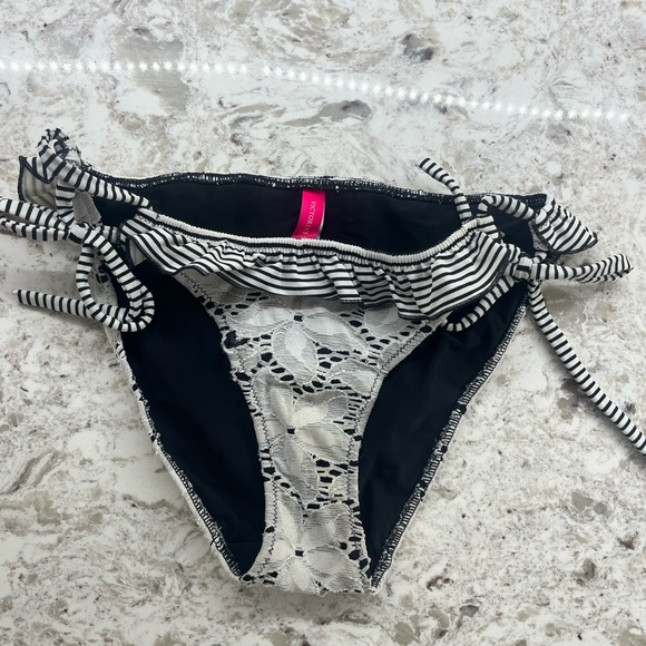 Bombshell Victoria secret Swim top and bottoms. Adds 2 cup sizes - Picture 3 of 4